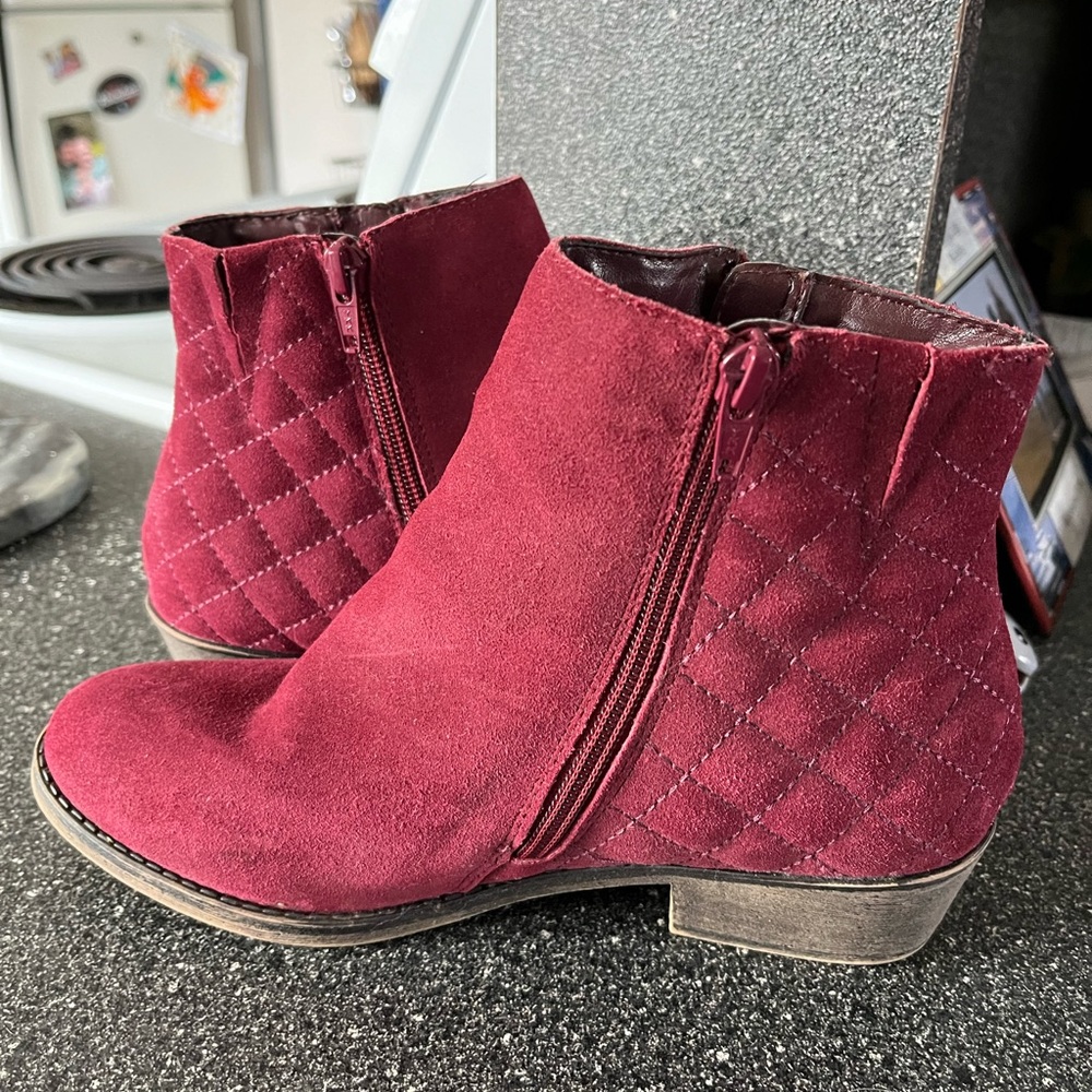 Like new size 6 Maroon/burgundy/wine colored suede ankle boots